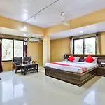 Oyo 24833 Hotel Silver