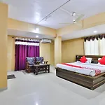 Oyo 24833 Hotel Silver