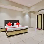 Oyo 16122 Hotel Navya Palace