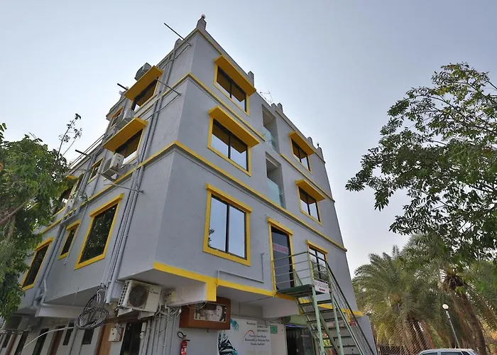 Oyo 24833 Hotel Silver