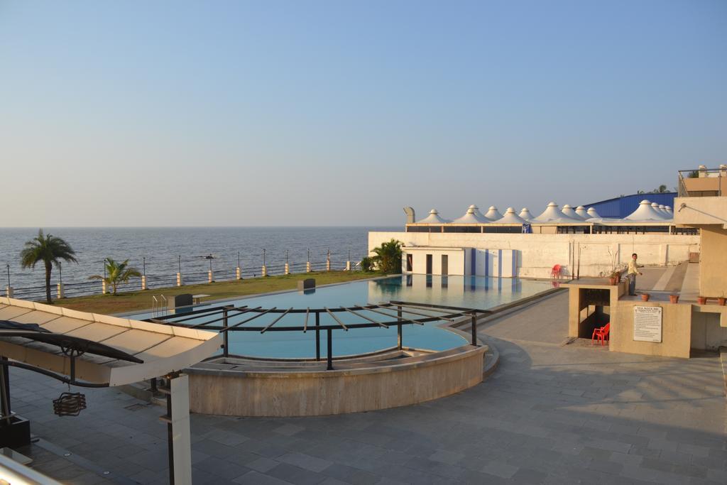 Sea Rock Hotel 3*