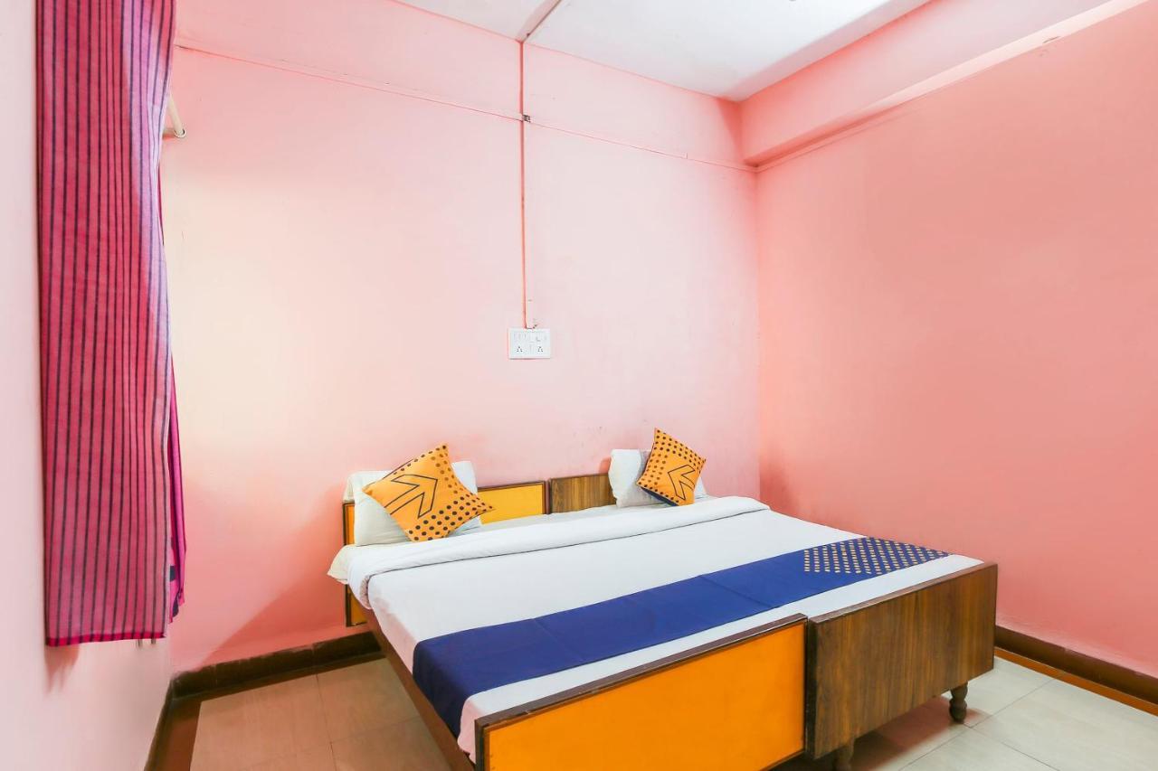 Spot On 67211 Gokul Hotel 2*