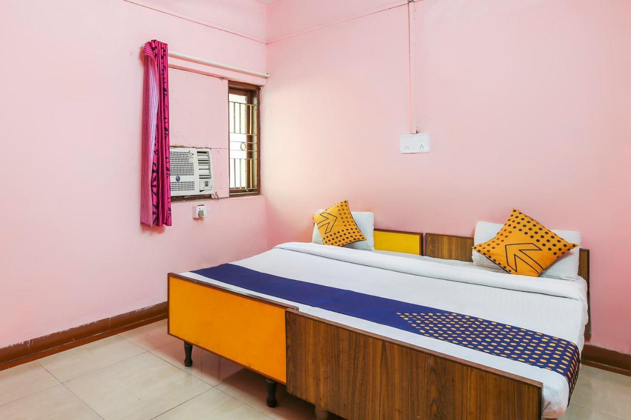 Spot On 67211 Gokul Hotel