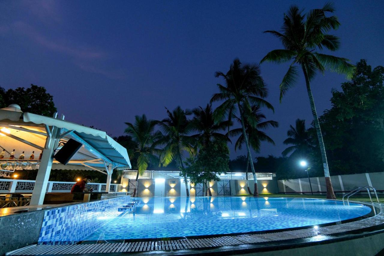 Gold Hotel *