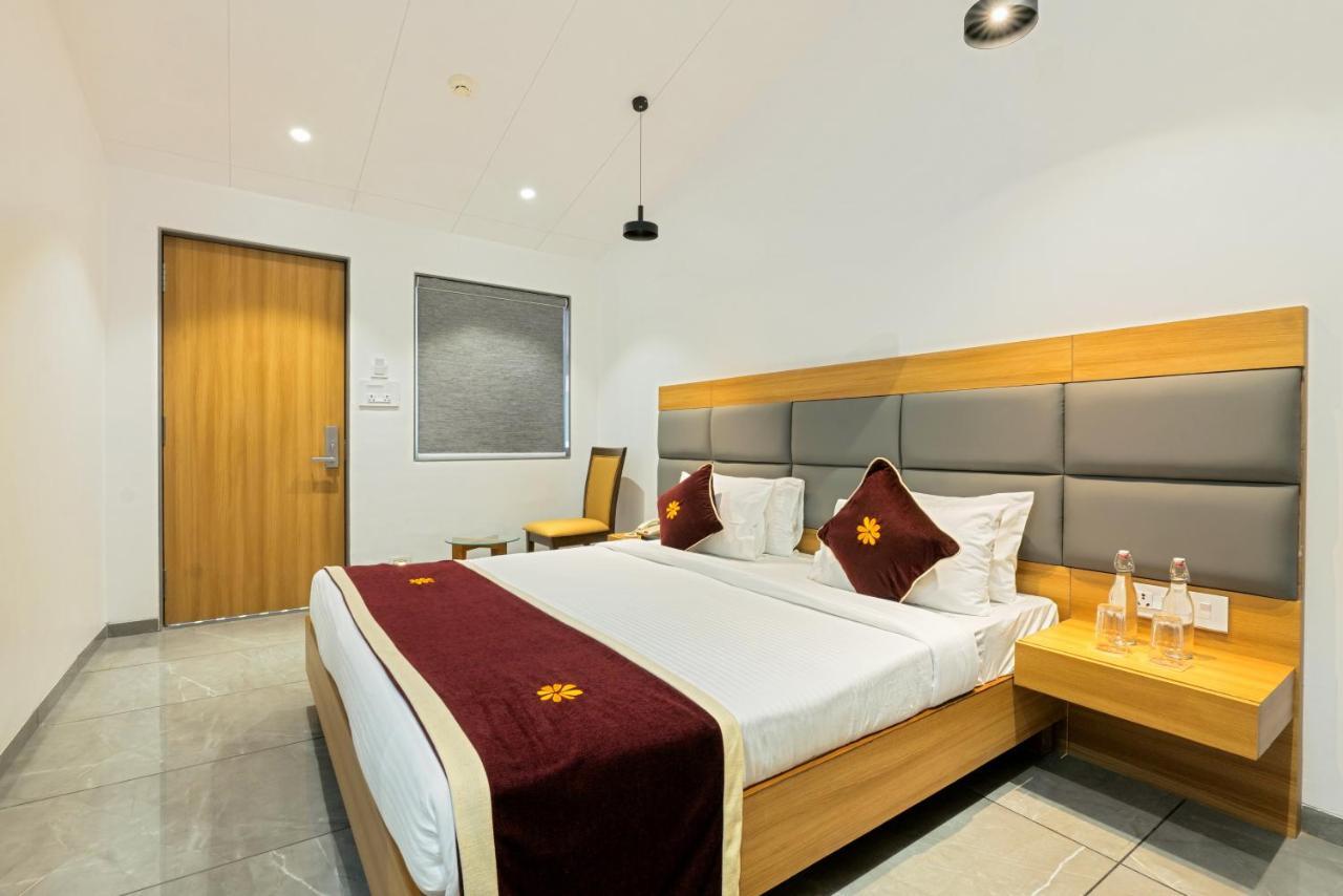Gold Hotel