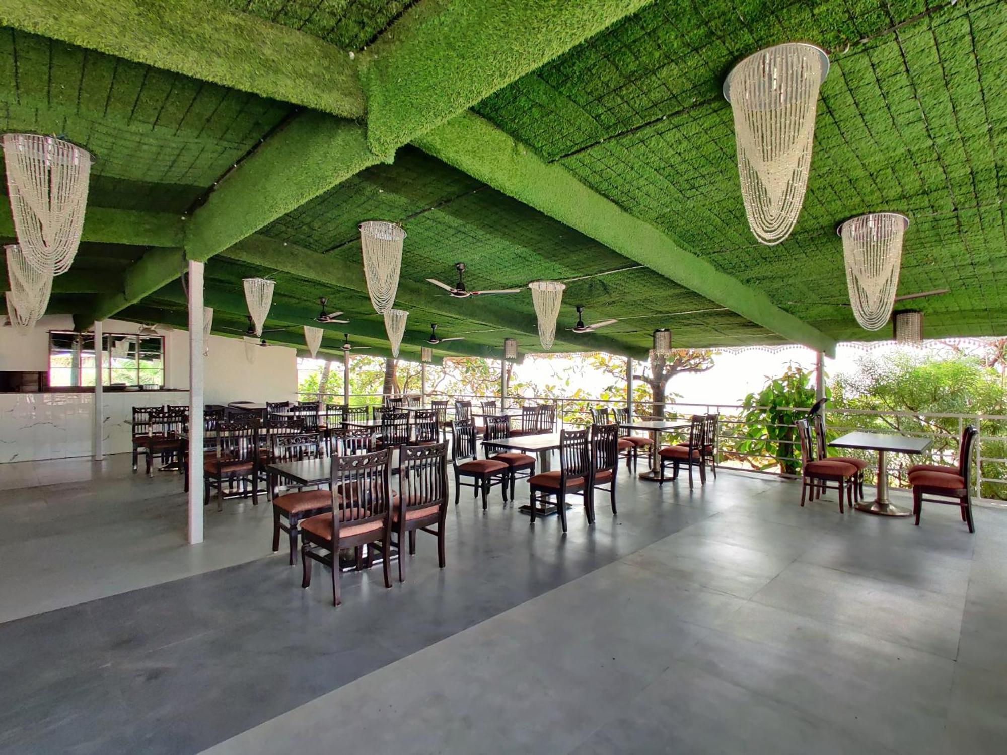 Hotel Golden Chariot 3*