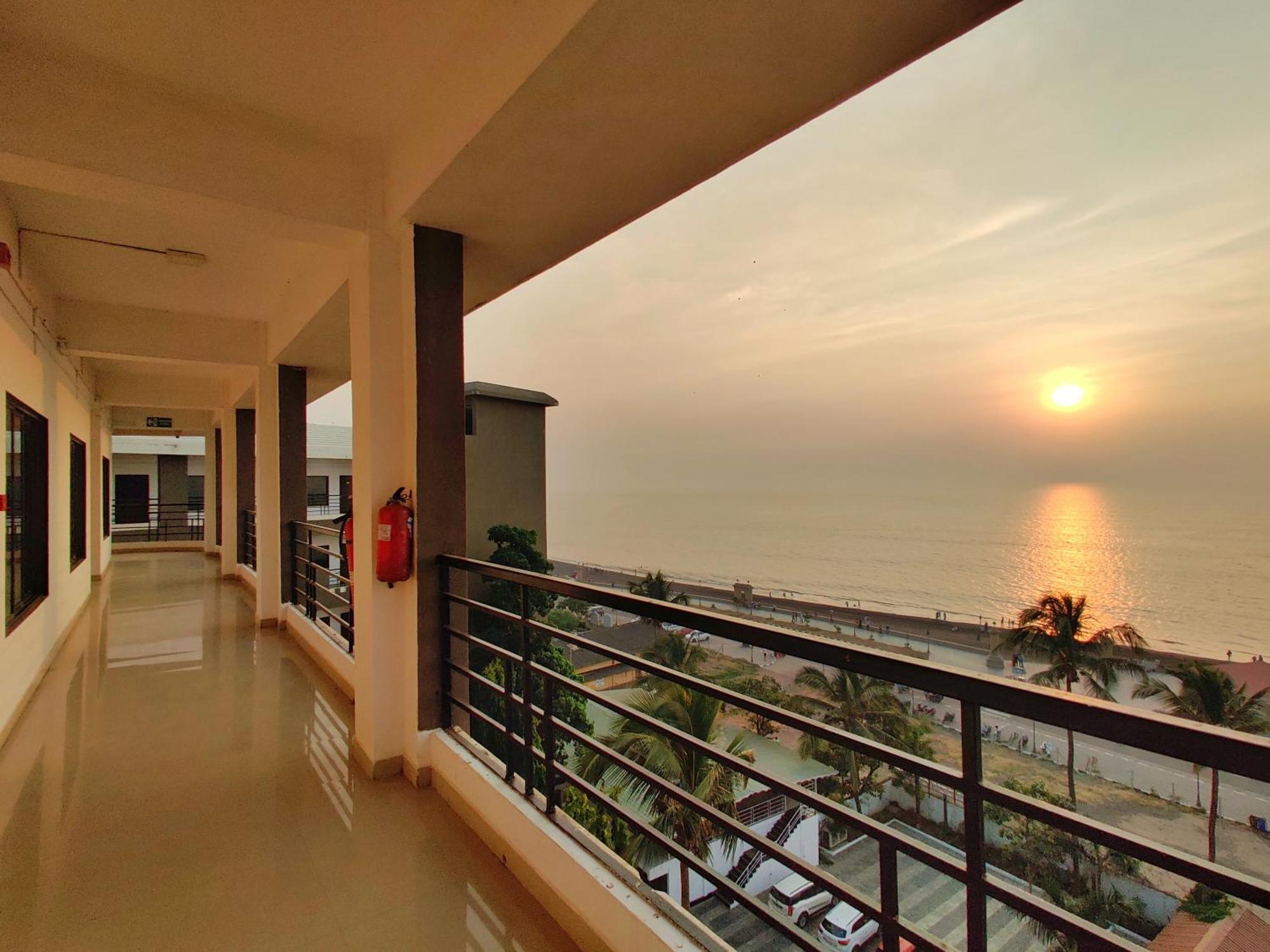 Hotel Golden Chariot 3*