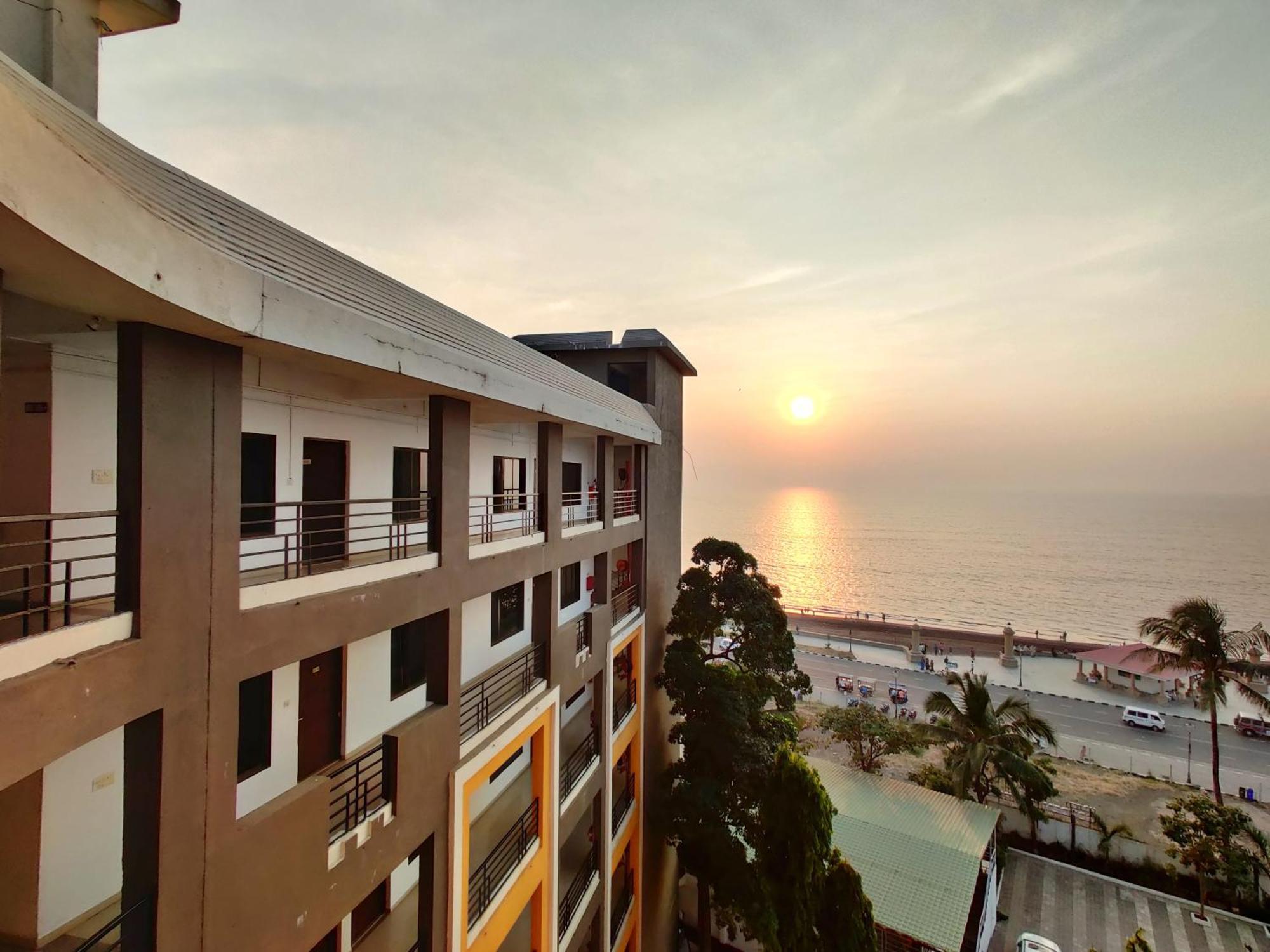 Golden Chariot Hotel