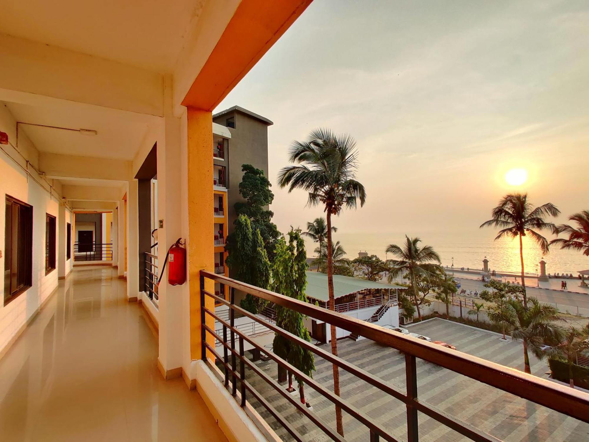 Hotel Golden Chariot 3*