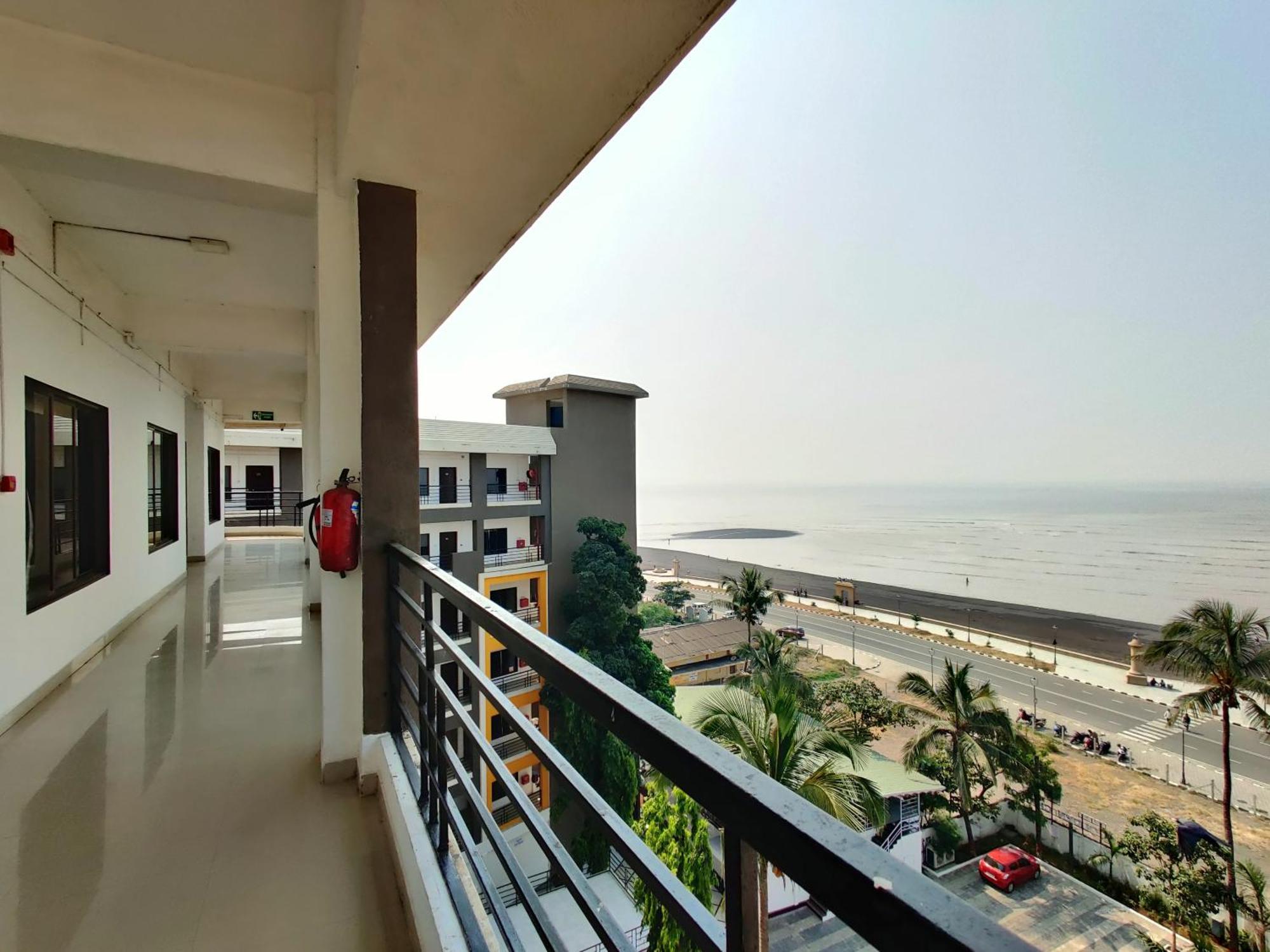Golden Chariot Hotel 3*