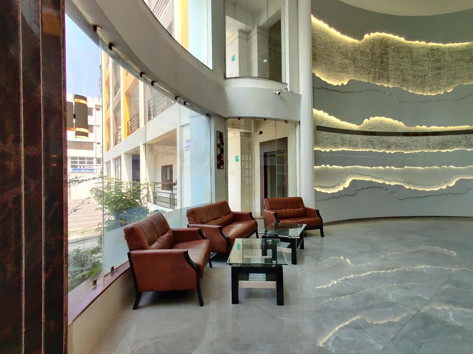 Hotel Golden Chariot