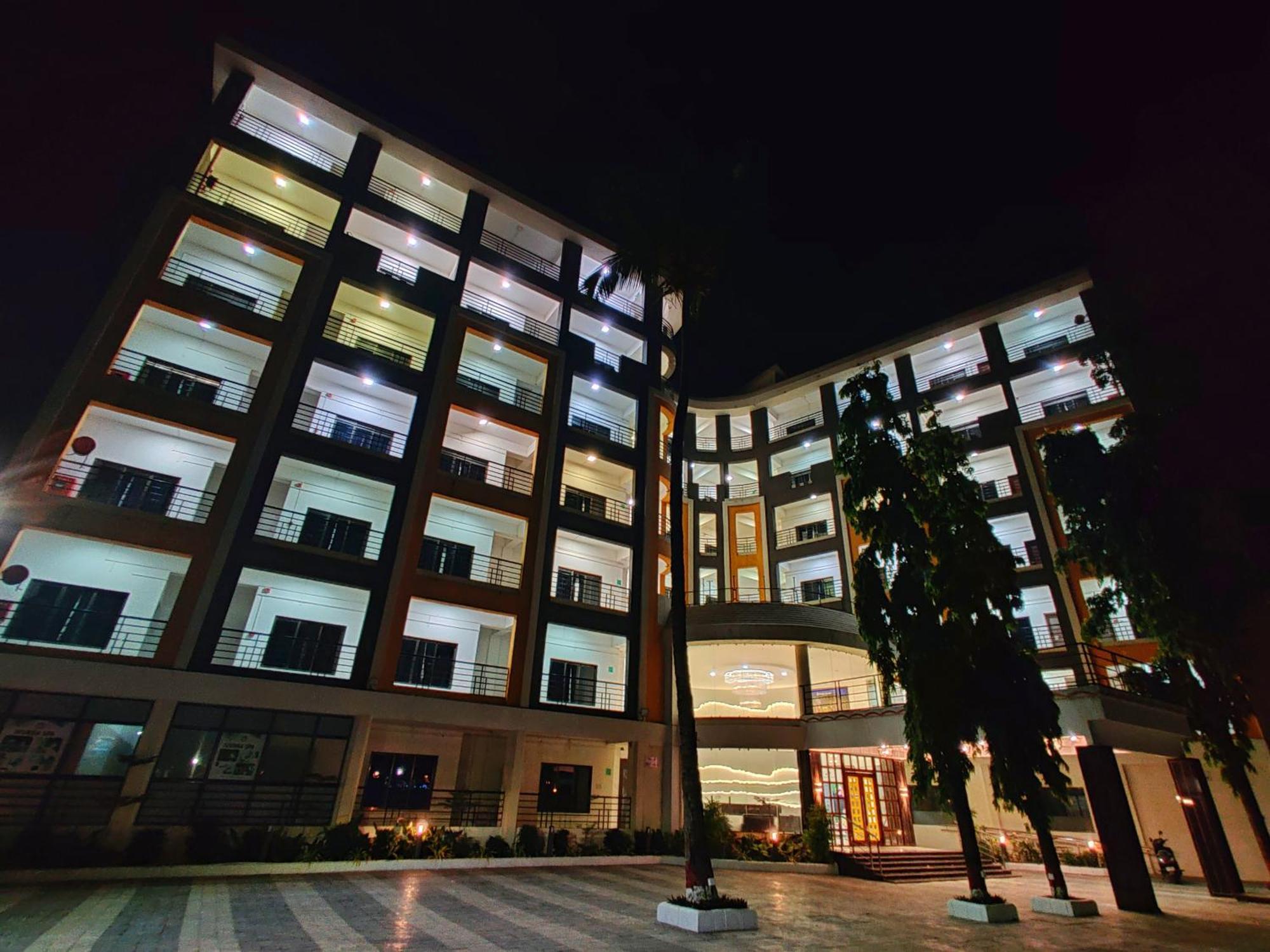 Hotel Golden Chariot 3*