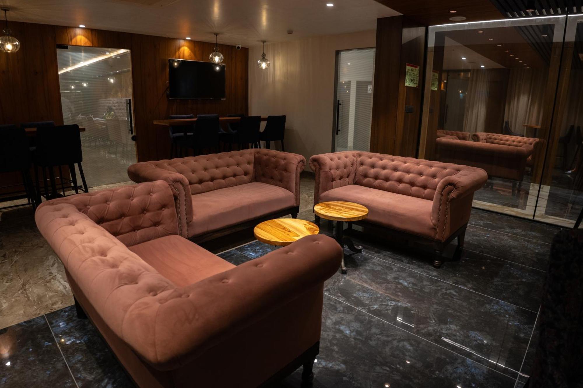 Pride Elite, Hotel