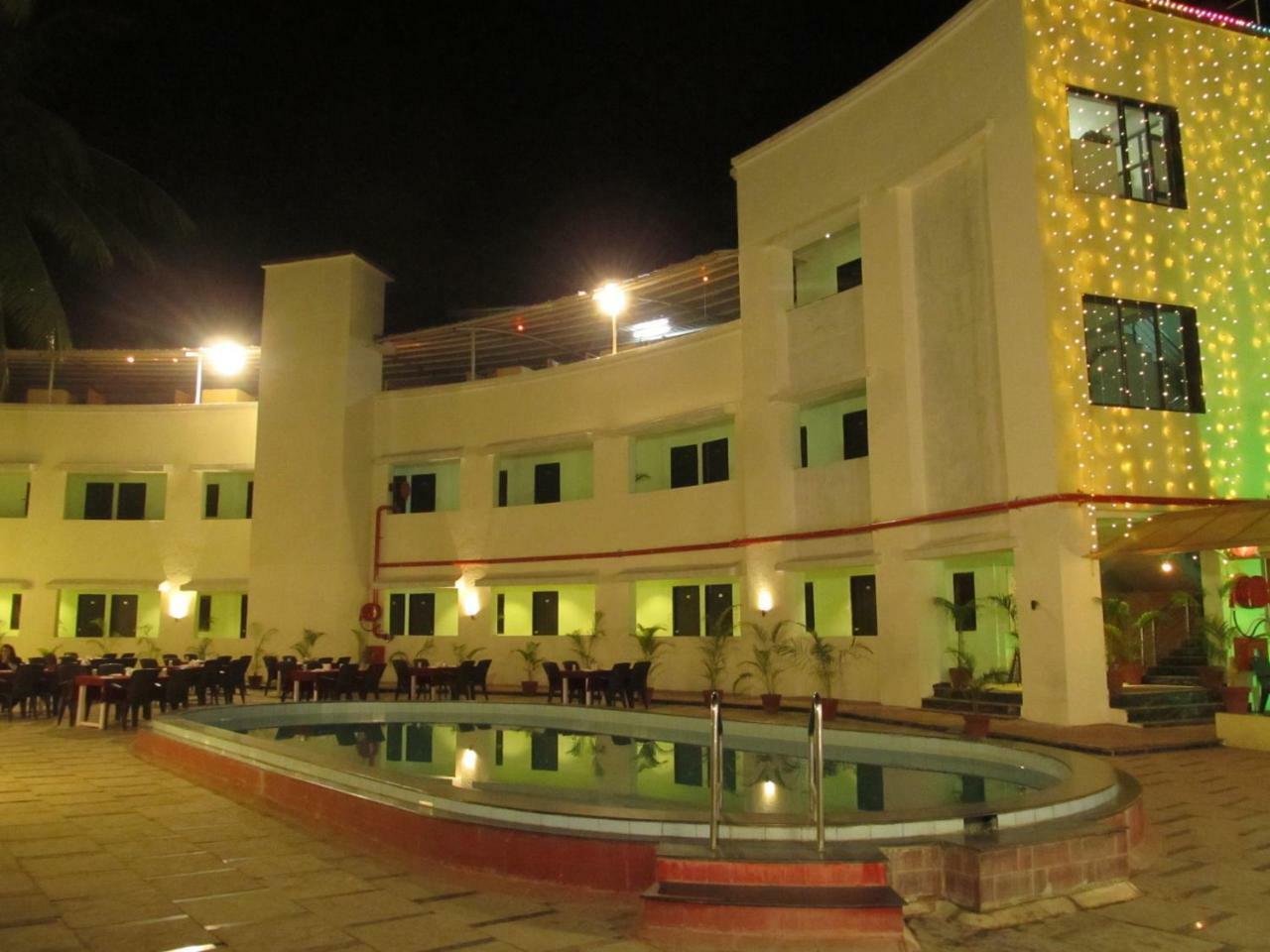 Sea Rock Resort 3*