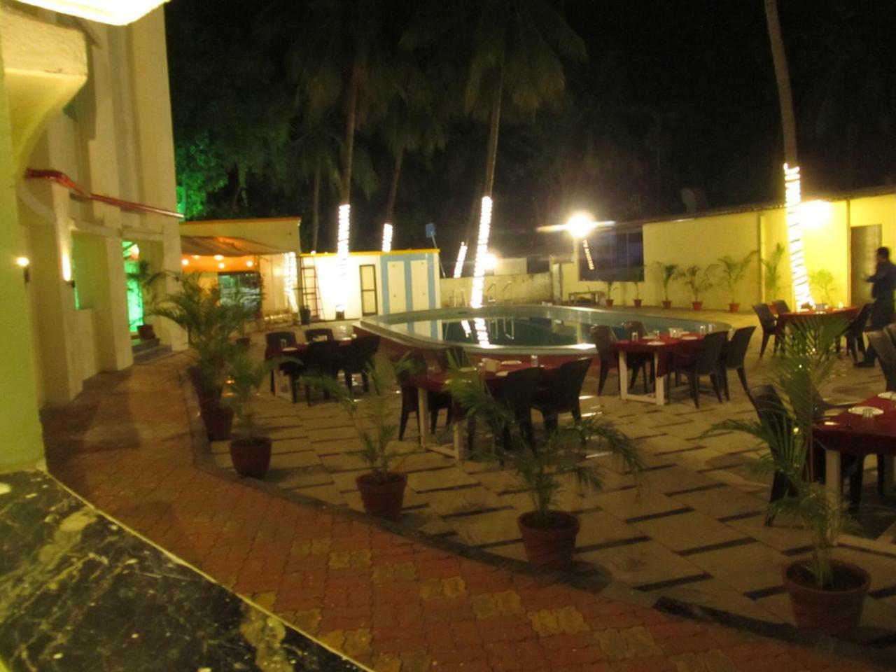 Sea Rock Resort 3*