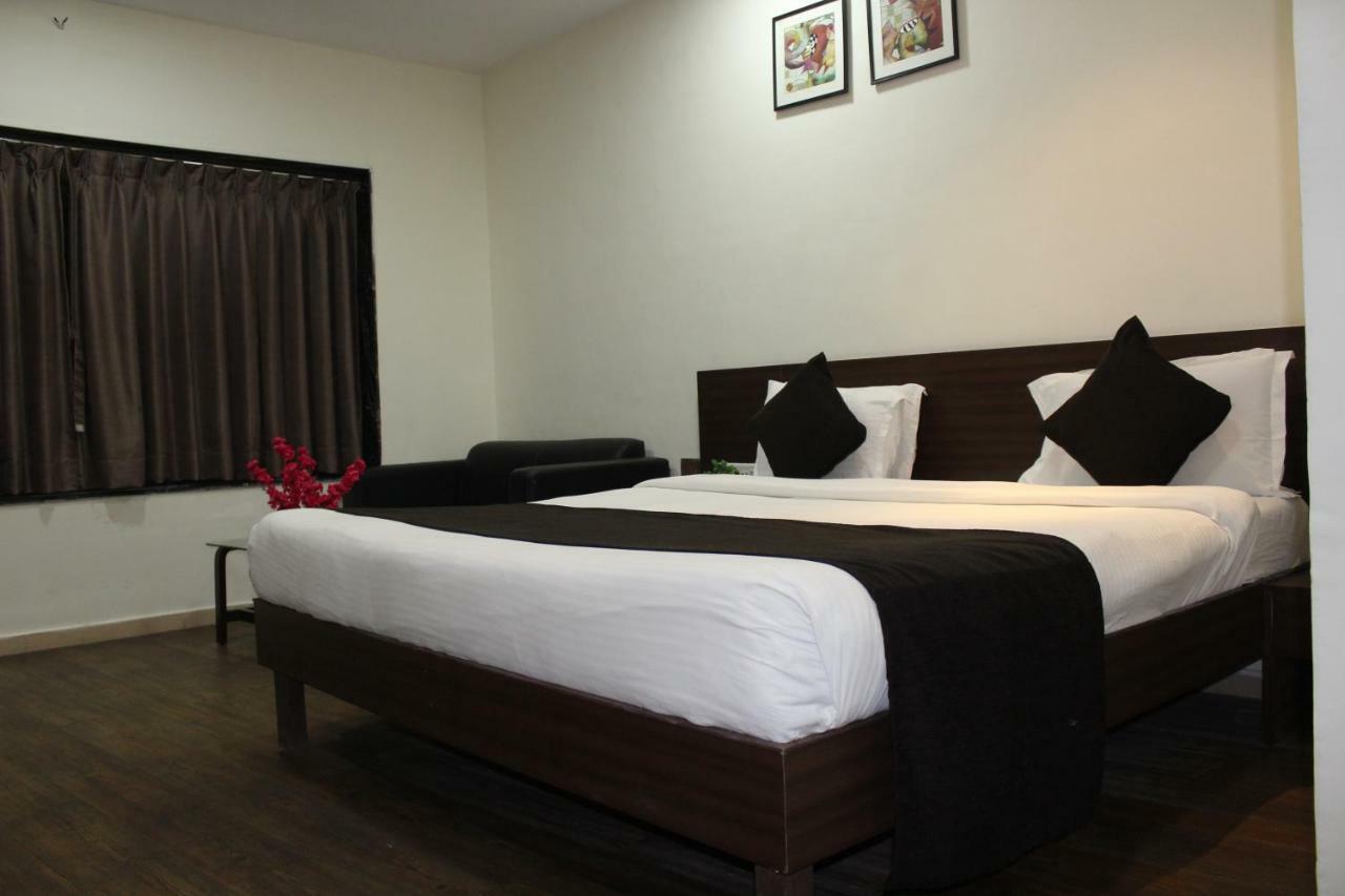 Sea Rock Resort 3*