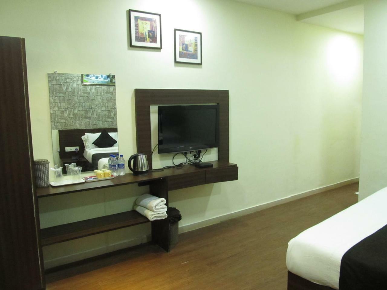 Sea Rock Resort 3*